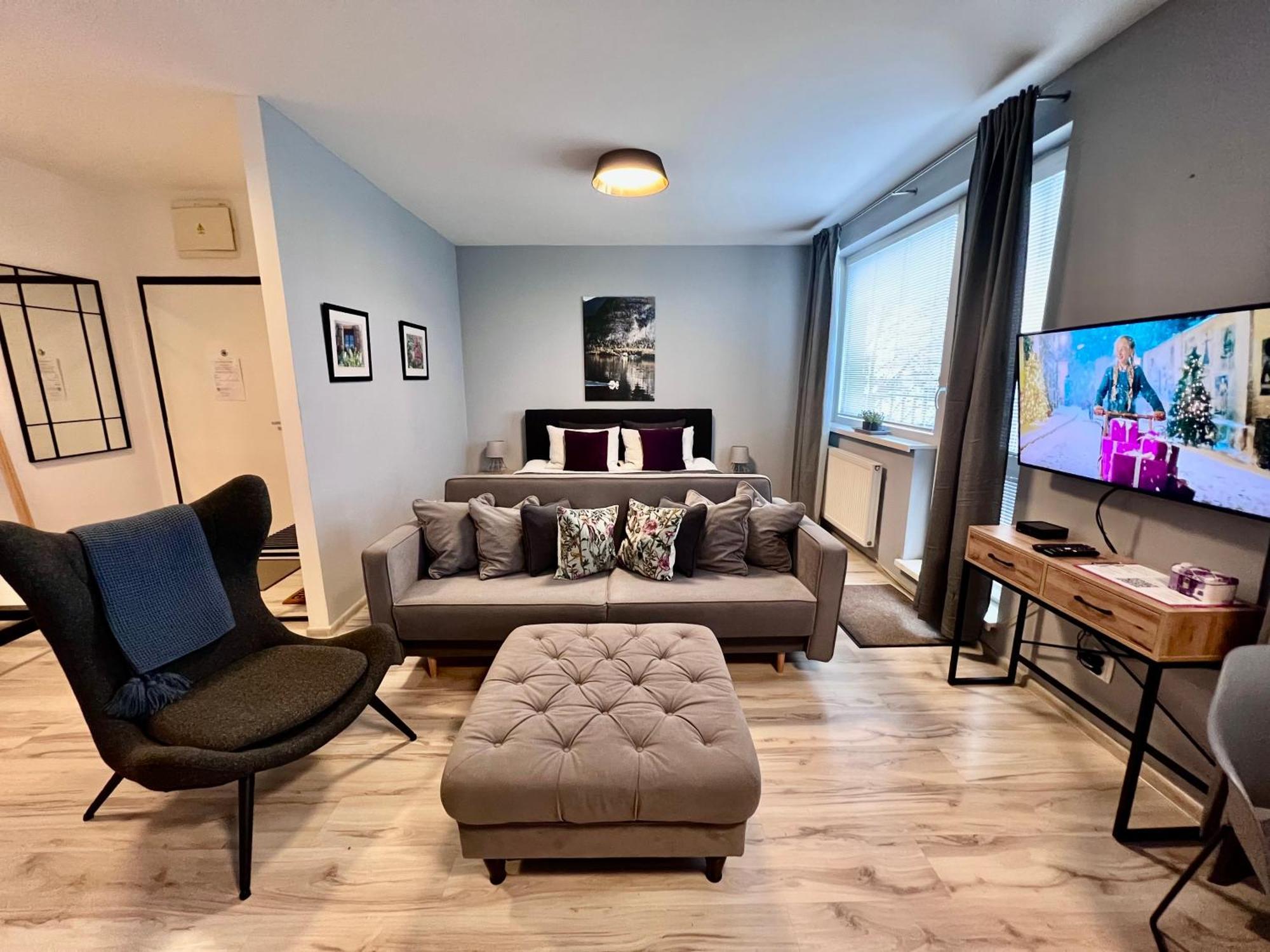 Bl - The Executive Suite, Boru - 24Hr Self Check-In, Free Private Parking, Balcony With Mountain View, 5 Minute Walk To City Center Banska Bystrica Exterior photo